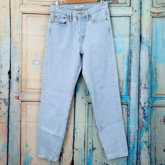 Levi's Wedgie Fit Jeans - Picture 2 of 11